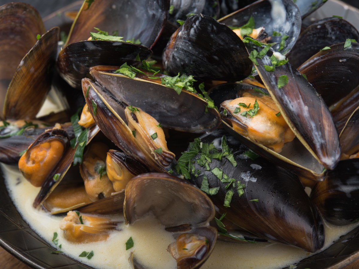 Champagne (or Prosecco) Steamed Mussels—cook with it just like&nbsp;wine
